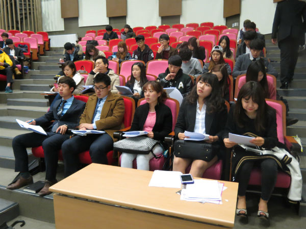 원천관 대강당에서 학생대표자들이 전학대회에 참여하고 있는 모습이다.