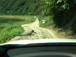 ▲ 충북 금강 강변에서 '아이 투 아이' 기법으로 나비를 촬영하고 있는 모습