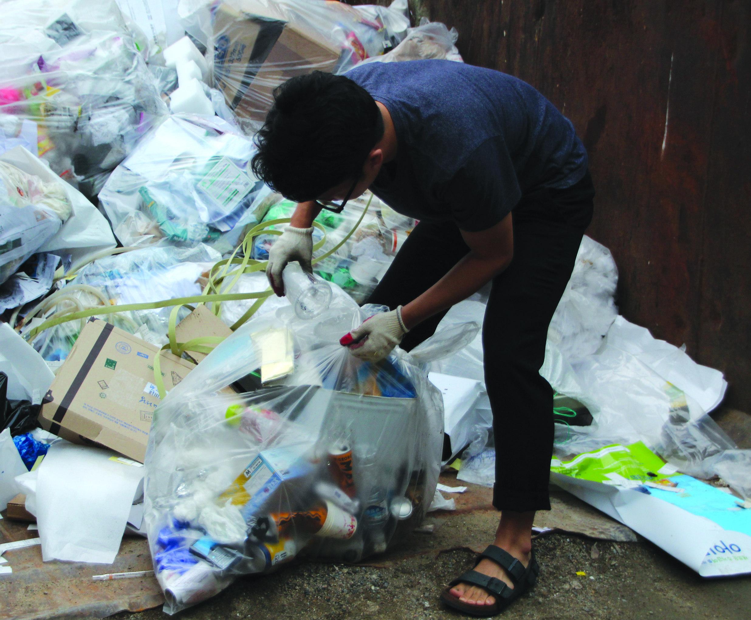 기자가 일반쓰레기로 분류되어 있는 봉투에서 재활용 가능한 쓰레기를 찾아내고 있다.대부분의 봉투에서 재활용 가능한 쓰레기들이 다수 발견됐다.