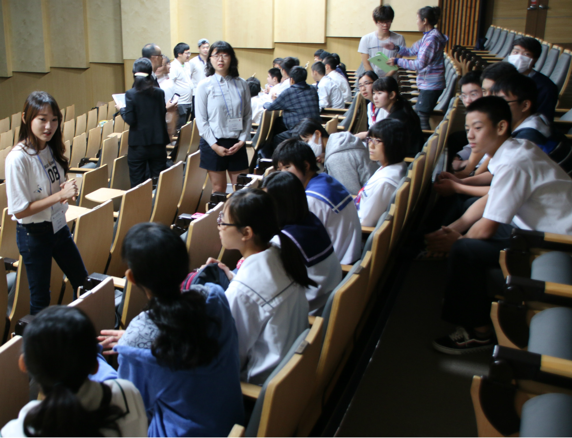 ▲일본연구회 학우들이 일본중고등학생들과 일어로 대화하고 있다.