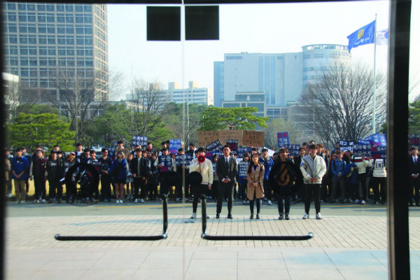 중앙운영위원회가 율곡관 앞에서 아주대행진을 진행하고 있다.
