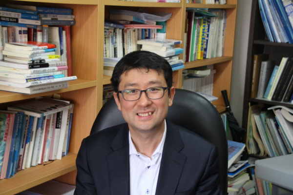 국제학부장인 박성빈(행정) 교수를 만나 국제학부의 국제화 프로그램에 대한 이야기를 나누었다.