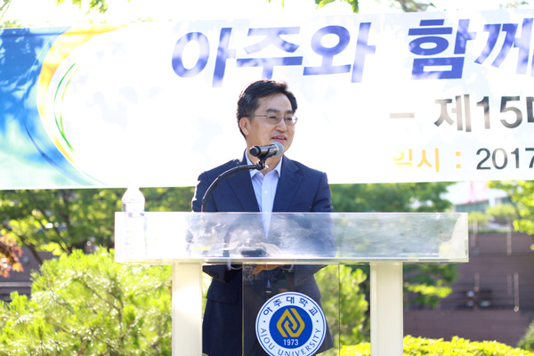     이임식에서 퇴임사를 전하고 있는 김동연 총장
